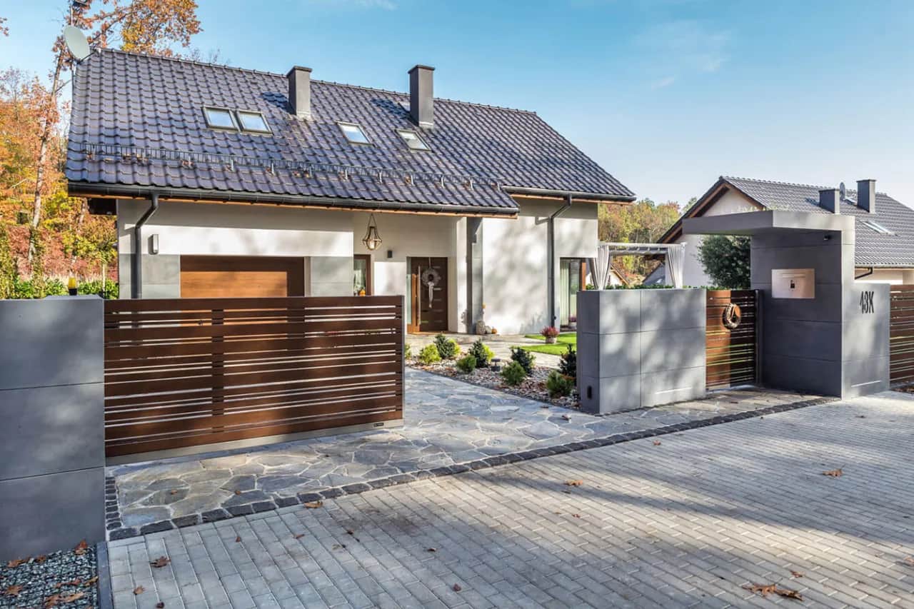 Jaki kolor ogrodzenia do brązowego dachu - unikaj błędów w wyborze