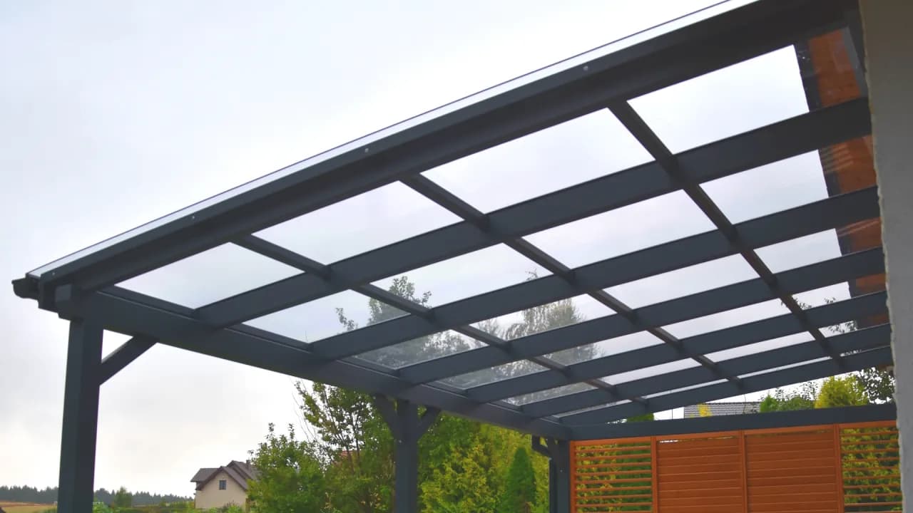 Poliwęglan lity na dach - trwałe i estetyczne rozwiązanie dla Twojego domu