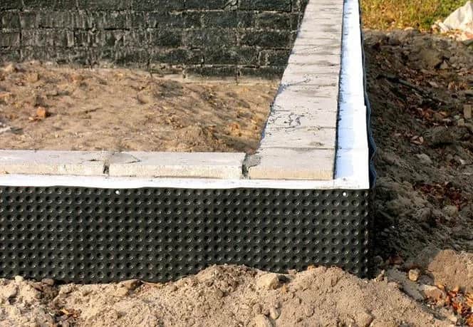 Jak wykonać izolację poziomą fundamentów, aby uniknąć wilgoci i kosztów