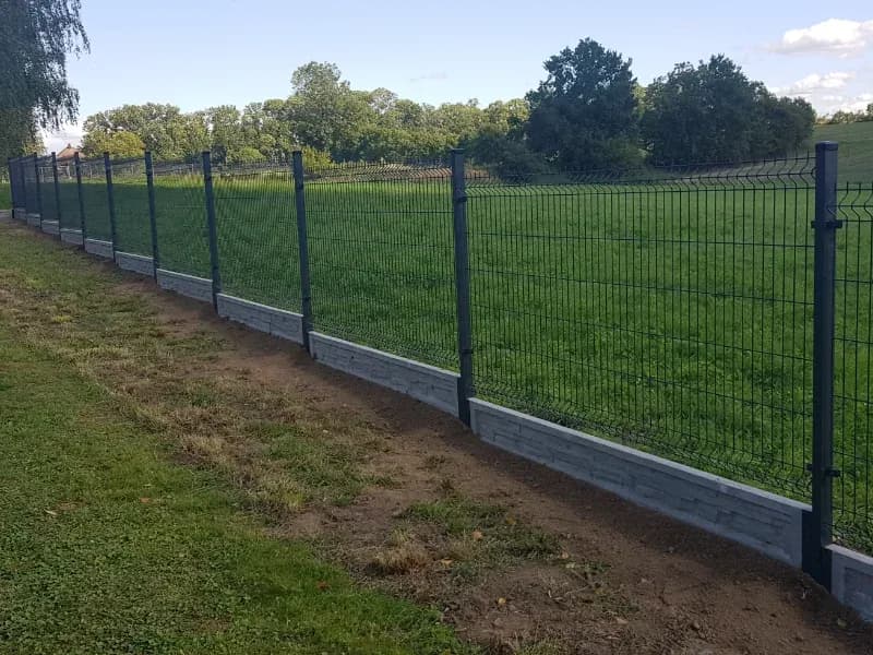 Jak postawić płot panelowy - uniknij najczęstszych błędów i kosztów