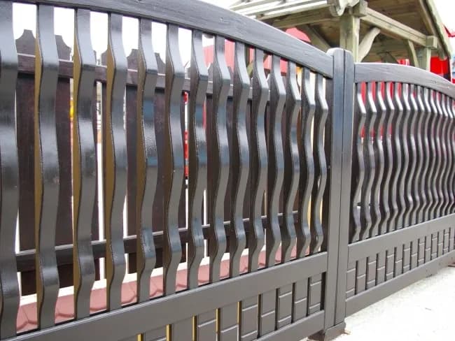 Jakie drewno na ogrodzenie? Wybierz trwałe i estetyczne rozwiązania