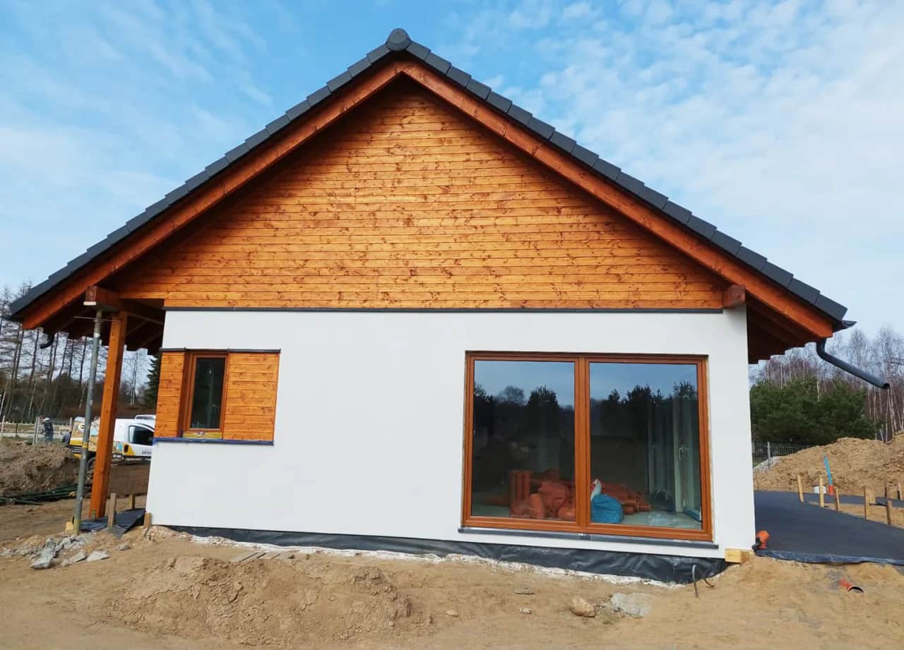 Dom szkieletowy stalowy czy drewniany – co wybrać dla trwałości i oszczędności?