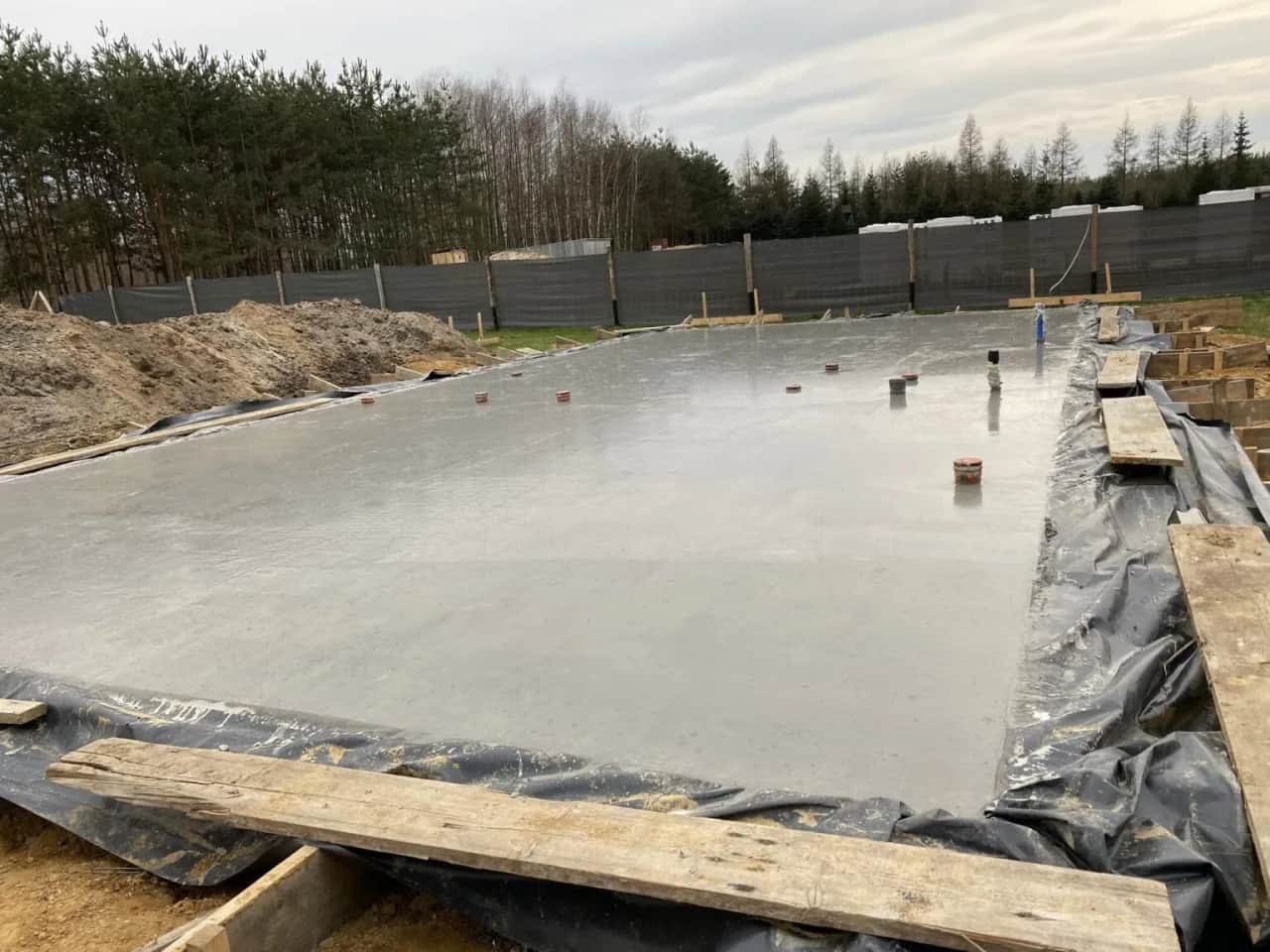 Jak wykonać płytę fundamentową pod dom szkieletowy bez błędów