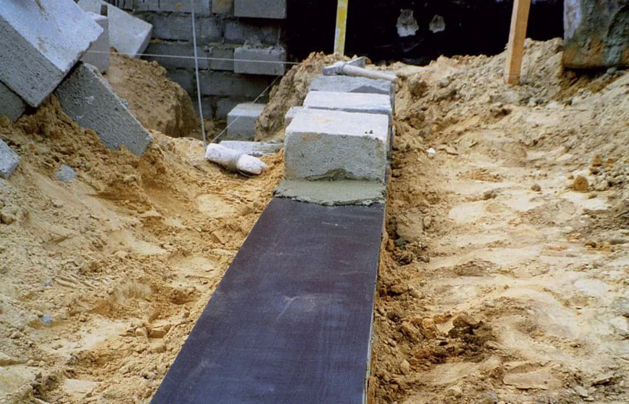 Izolacja przeciwwilgociowa podłogi: papa czy folia – co wybrać?