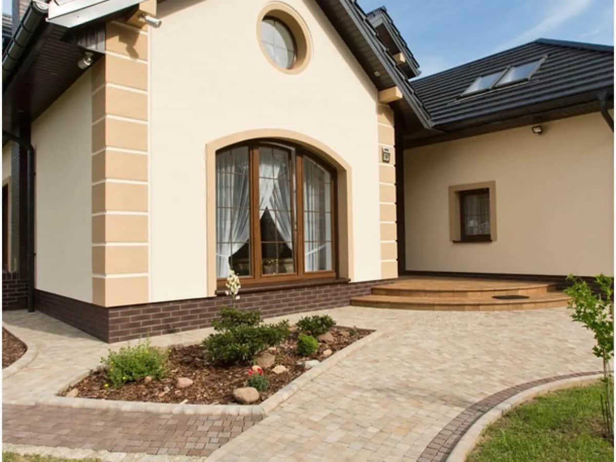 Jaką kostkę brukową wybrać do brązowego dachu, aby uniknąć błędów?