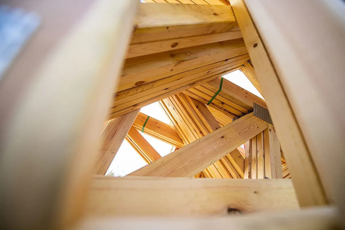 Wszystko, co musisz wiedzieć o dachu wiązarowym: koszty i montaż