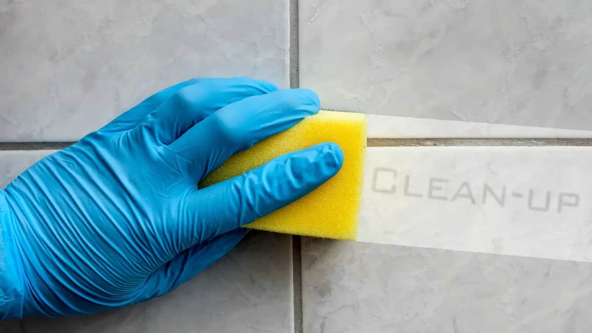 Skuteczne sposoby na to, jak wyczyścić fugi w panelach i uniknąć brudu