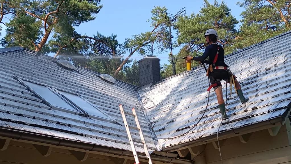 Ile kosztuje mycie dachu? Poznaj ukryte koszty i czynniki wpływające na cenę