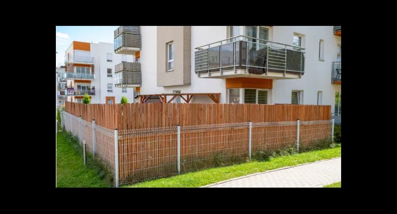 Jak ogrodzić ogródek w bloku bez łamania przepisów i kosztów