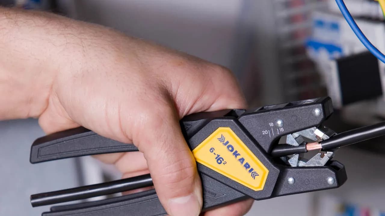 Jak ściągać izolację z kabla bez ryzyka uszkodzenia przewodów