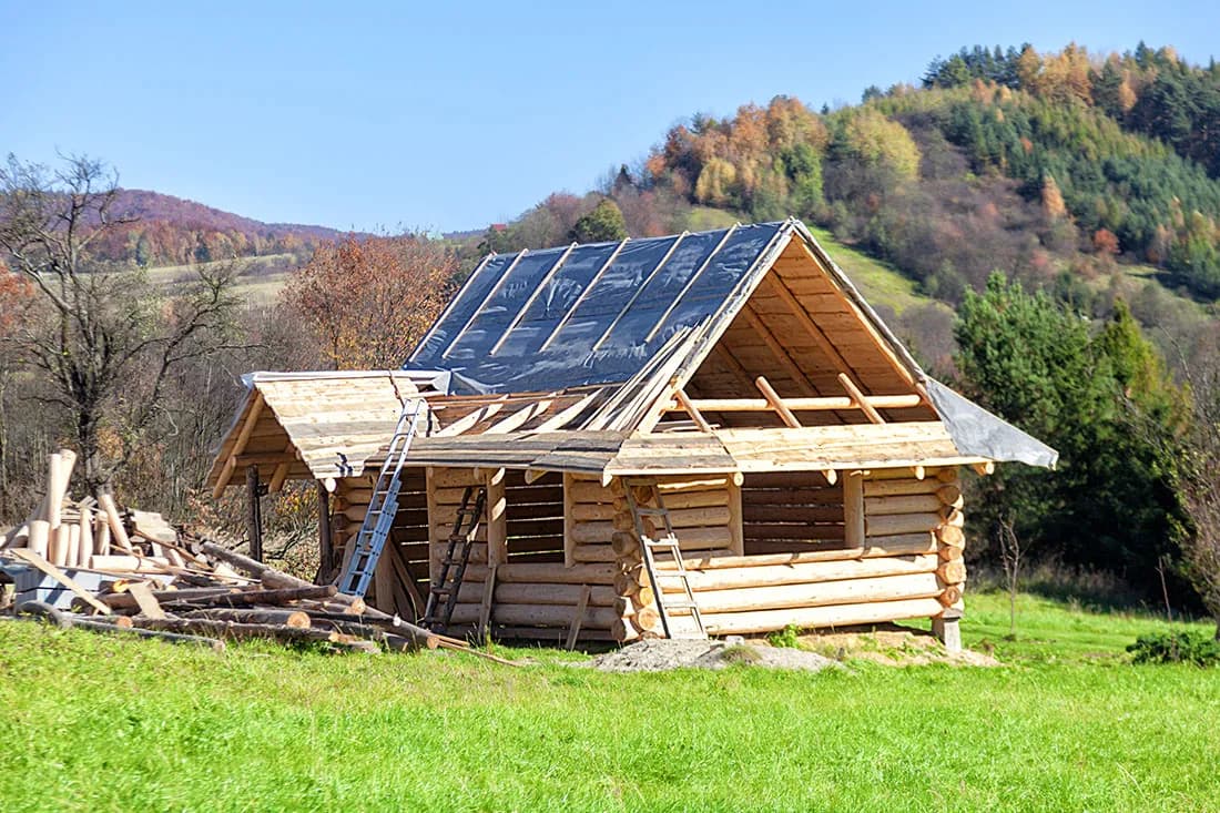 Ile kosztuje budowa domu z bali drewnianych? Sprawdź ukryte koszty