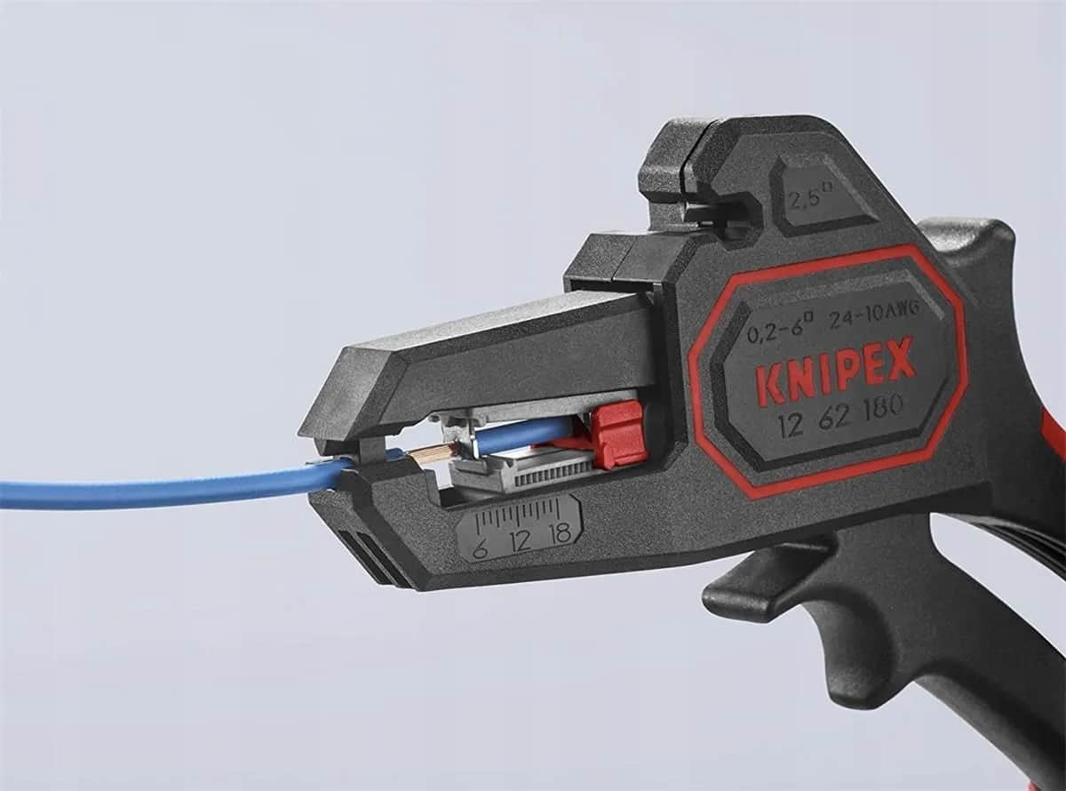 Jakie szczypce do ściągania izolacji wybrać, by uniknąć błędów?