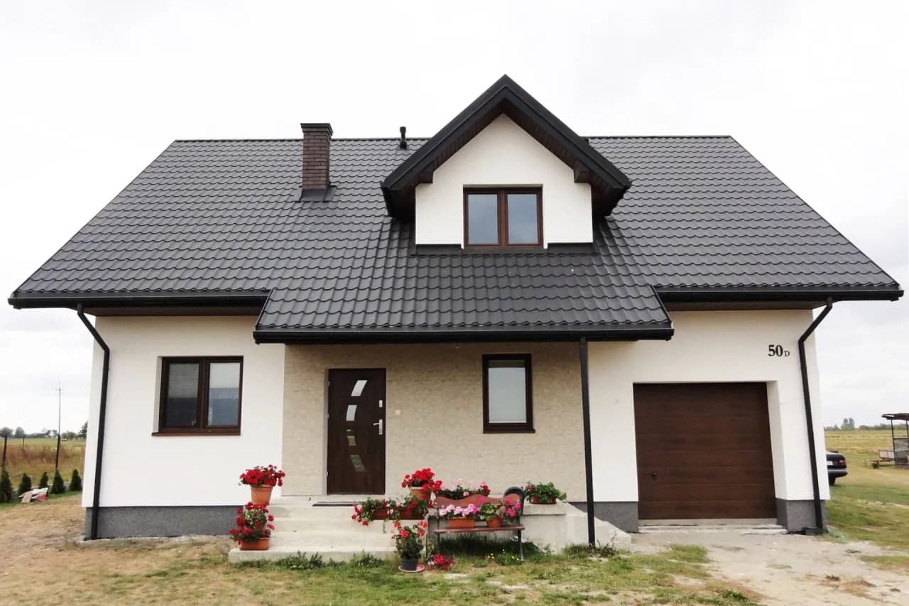 Jaki kolor elewacji do czarnego dachu i brązowych okien, aby uniknąć błędów?