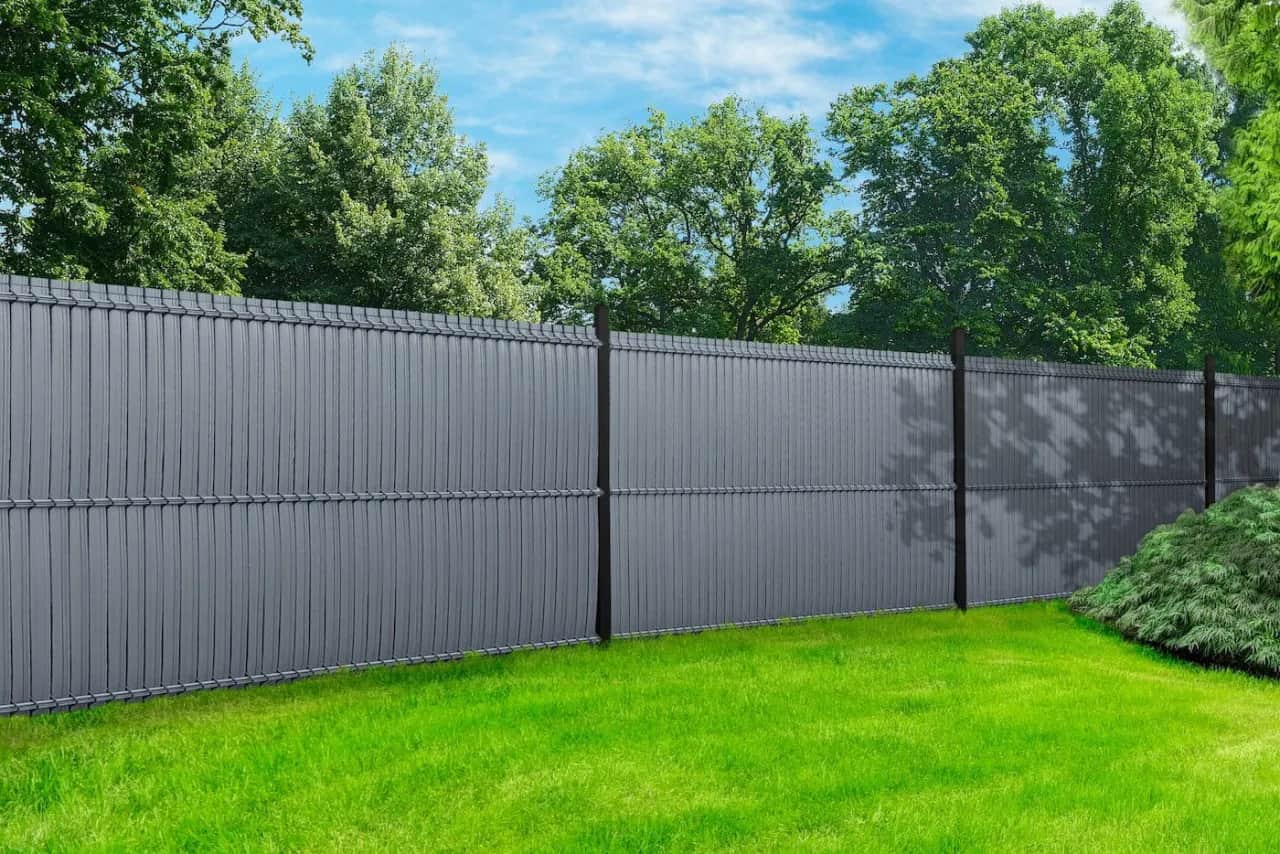 Czym zasłonić płot? Skuteczne sposoby na prywatność w ogrodzie