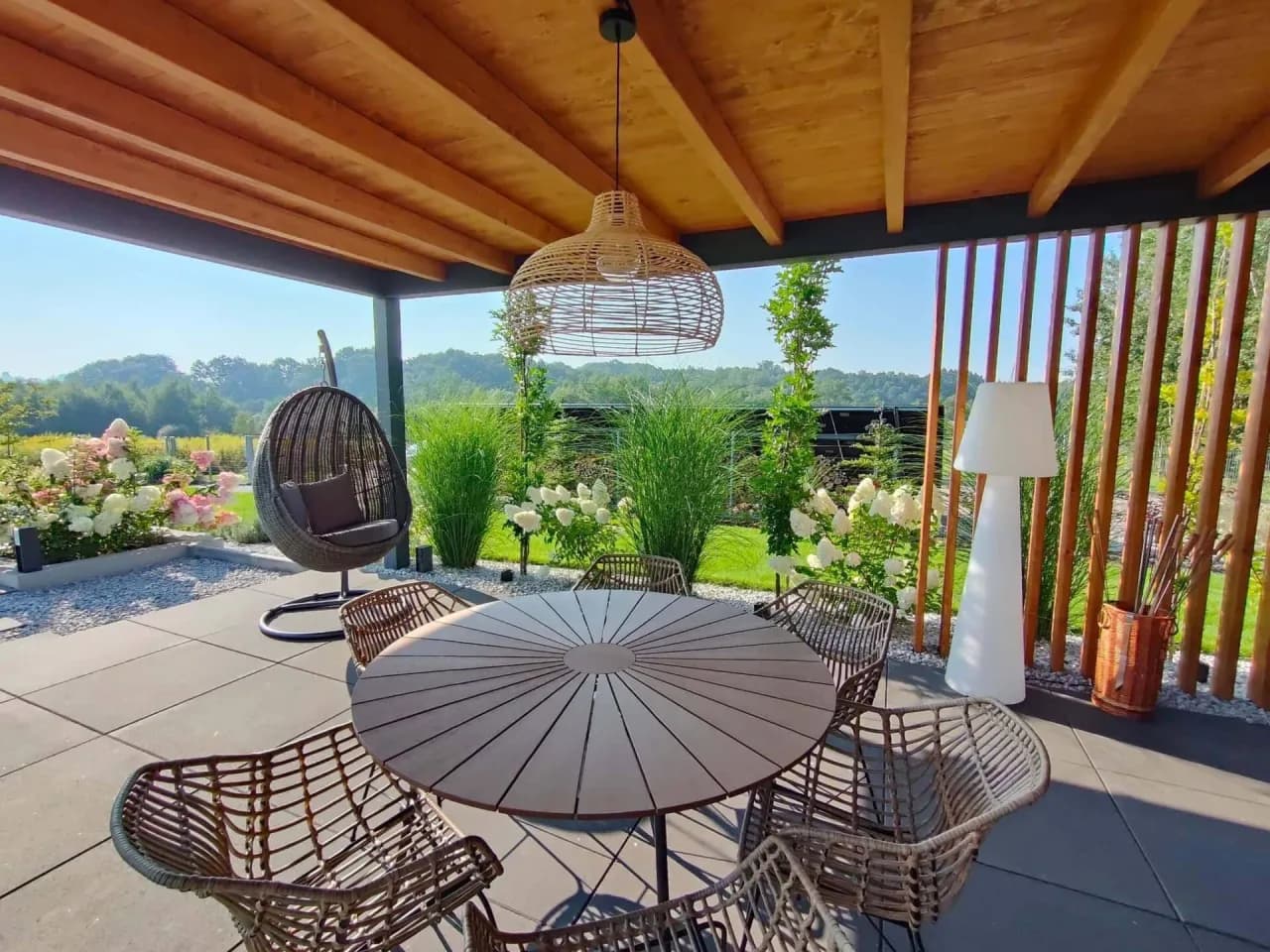 Altana z płaskim dachem – elegancka przestrzeń do relaksu w ogrodzie