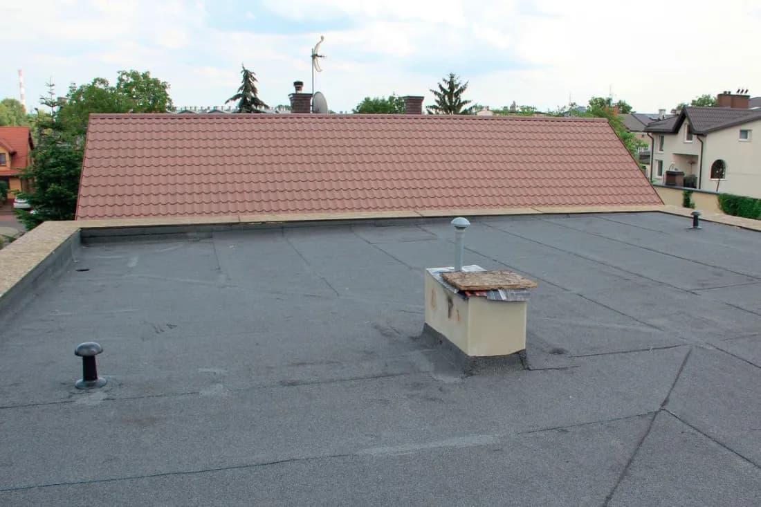 Dach płaski jaki spadek - uniknij problemów z odprowadzaniem wody
