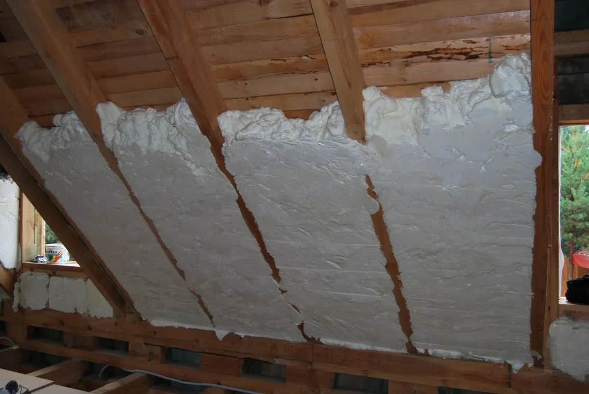 Izolacja poddasza: wełna czy pianka? Porównanie kosztów i właściwości