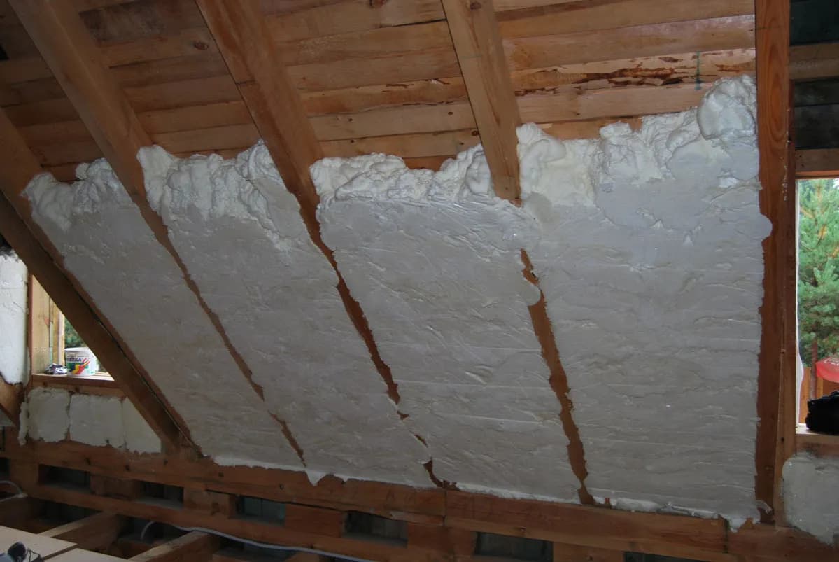 Izolacja poddasza: wełna czy pianka? Porównanie kosztów i właściwości