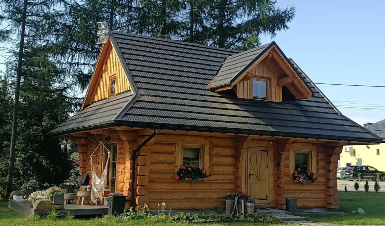 Czy warto budować dom z bali? Koszty, zalety i wady inwestycji