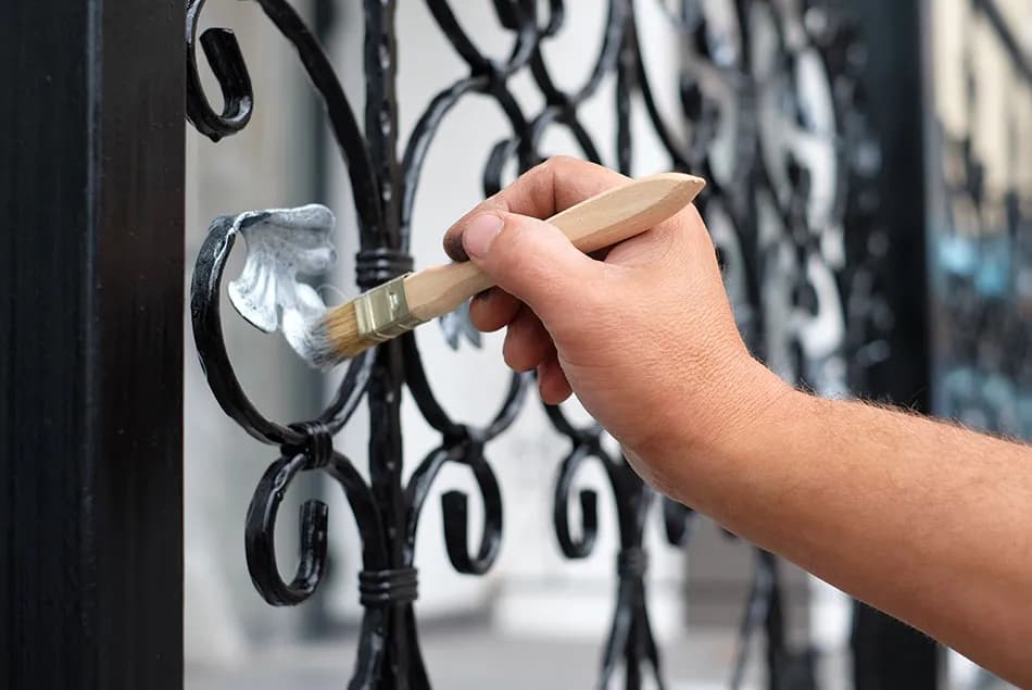 Ile kosztuje malowanie płotu? Zaskakujące ceny i czynniki wpływające na koszt