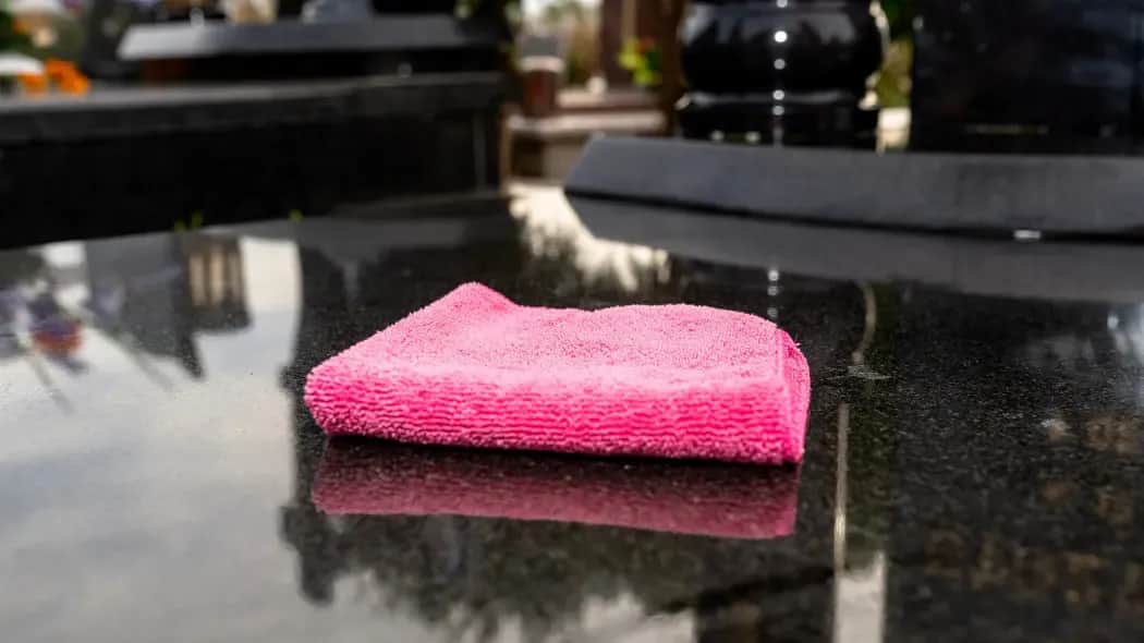 Skuteczne sposoby na usunięcie cementu z pomnika bez uszkodzeń