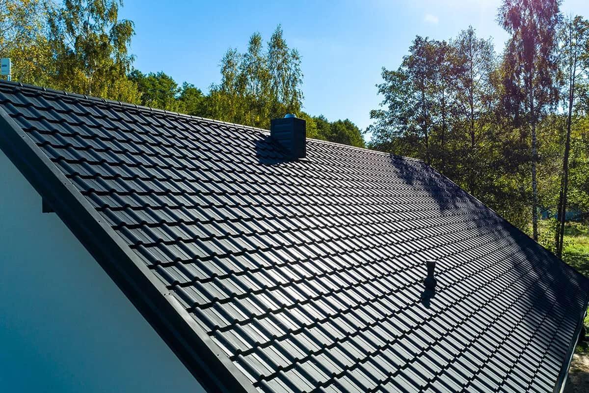 Dachówka czy blachodachówka – co wybrać, by uniknąć kosztów?