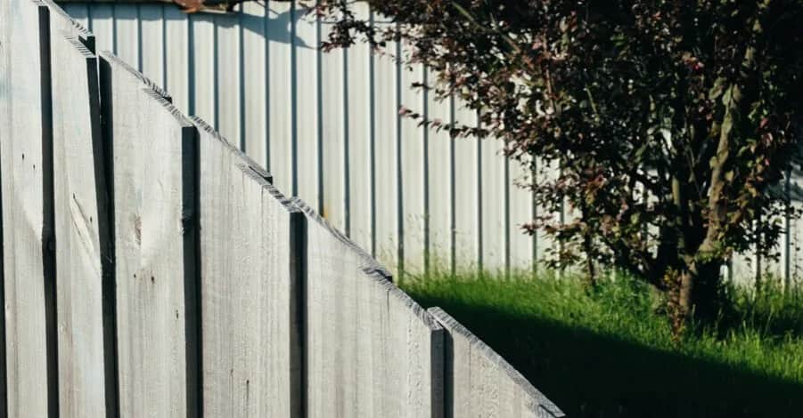 Jak ogrodzić działkę: praktyczne porady i najczęstsze błędy do uniknięcia