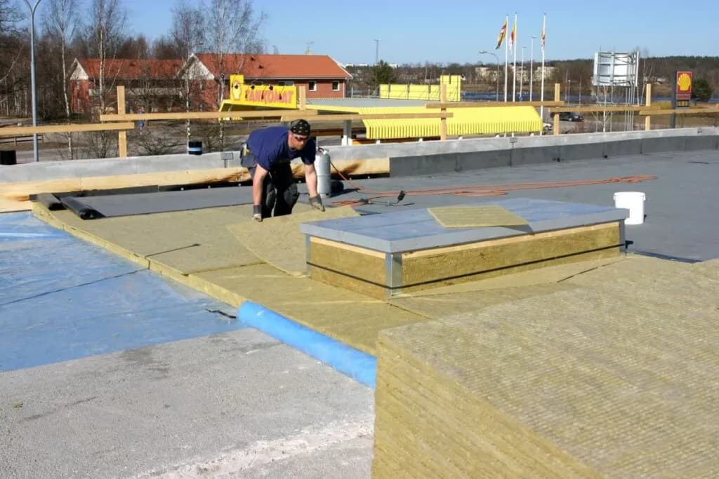 Konstrukcja dachu płaskiego: uniknij najczęstszych błędów i kosztów