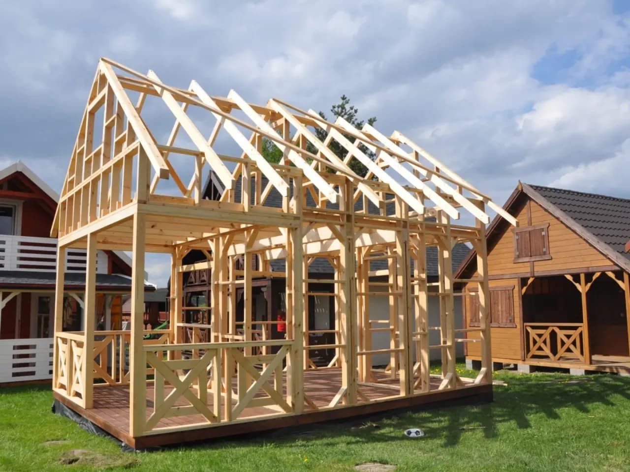 Ile kosztuje drewno na dom szkieletowy? Sprawdź ceny i rodzaje