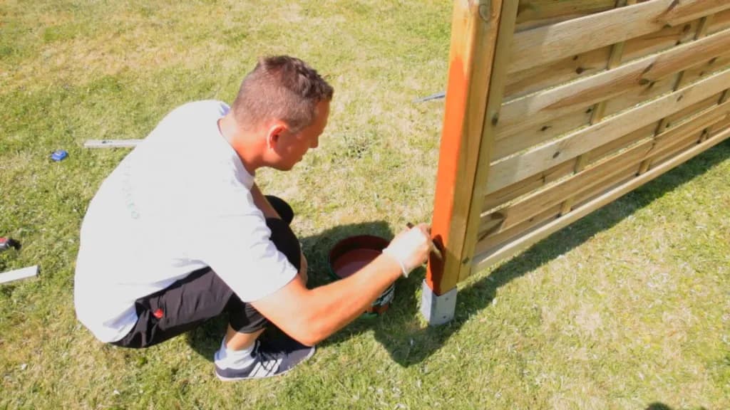 Jak zamontować płot drewniany: proste kroki, uniknij błędów