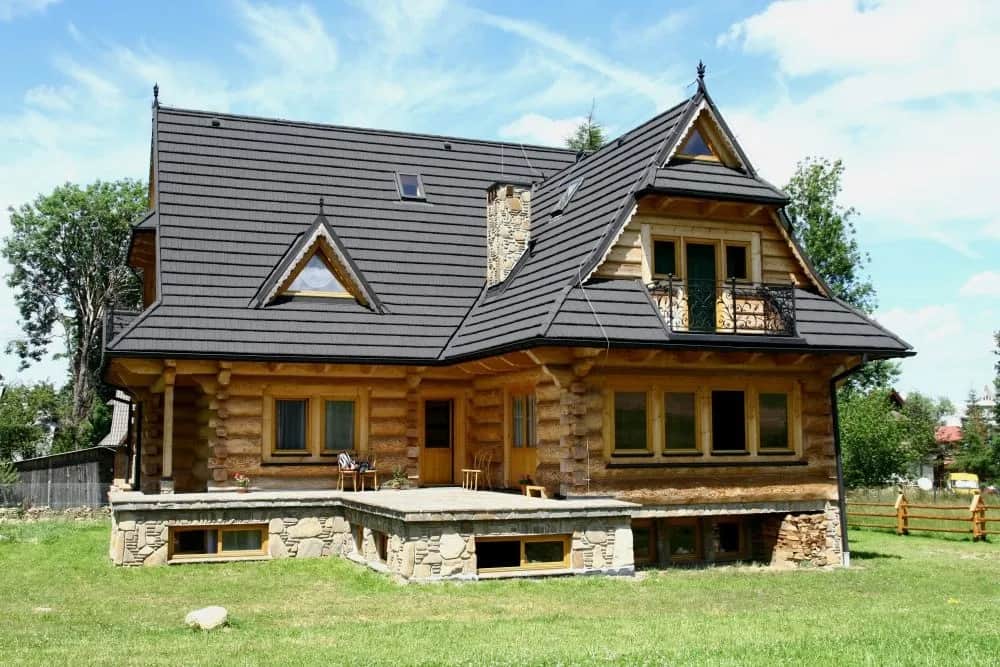 Jakie drewno wybrać do budowy domów z bali? Sprawdź najlepsze opcje