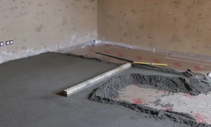 Ile betonu na podłogówkę? Odkryj minimalne grubości wylewki