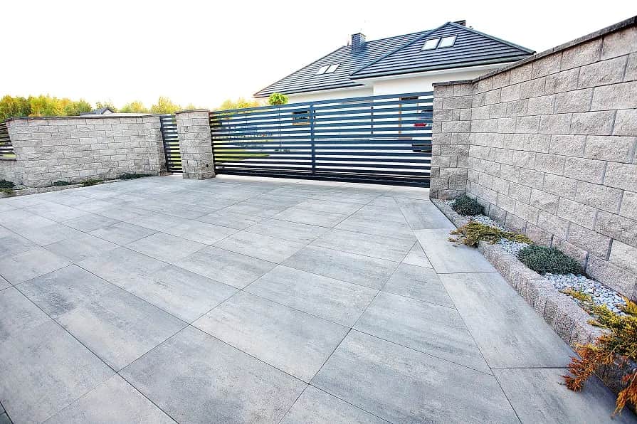 Jak upiększyć betonowy płot - 10 skutecznych sposobów na metamorfozę