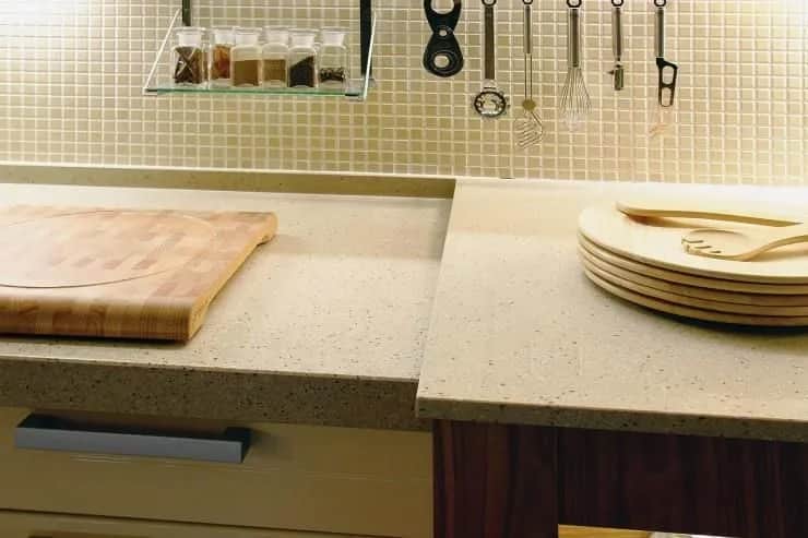 Ceny konglomeratu kwarcowego – co wpływa na koszt blatu?